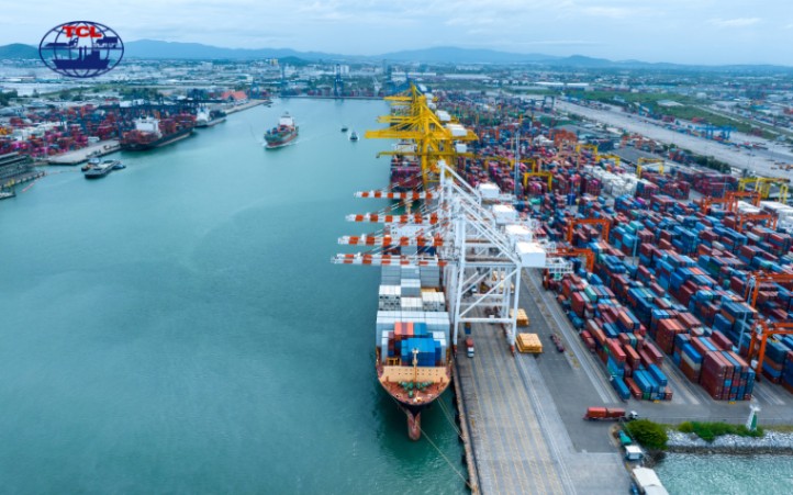 Ai phải chịu phí lưu container?